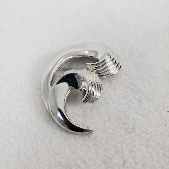 Vintage Trifari Brooch Silver Tone Swirl Pin Wave Mid Century - Picture 1 of 8